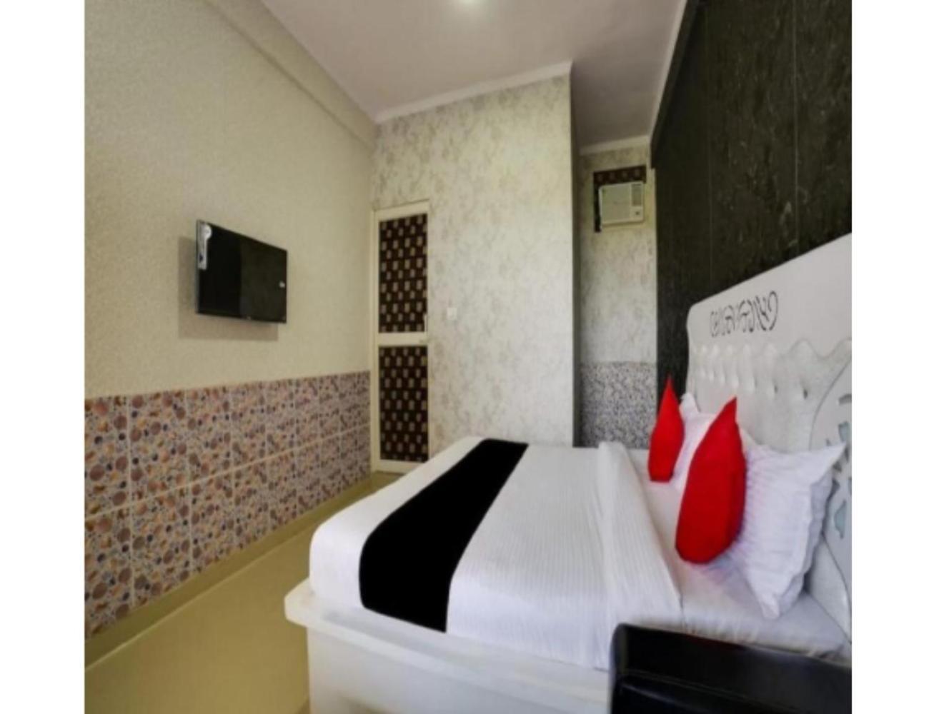 Sudhir Hotel & Banquet, Сонипат Екстериор снимка