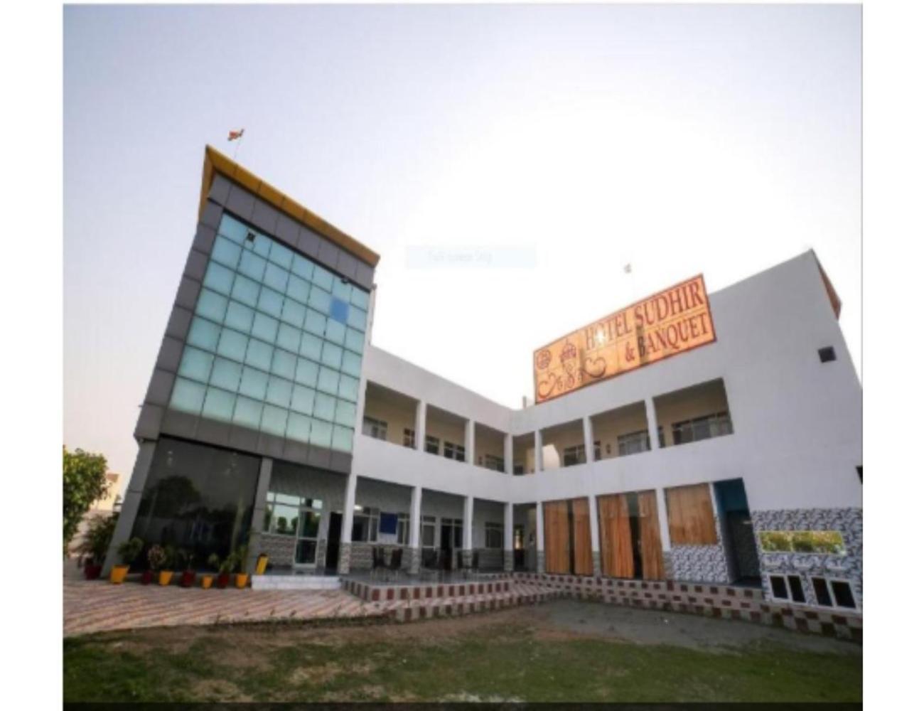 Sudhir Hotel & Banquet, Сонипат Екстериор снимка
