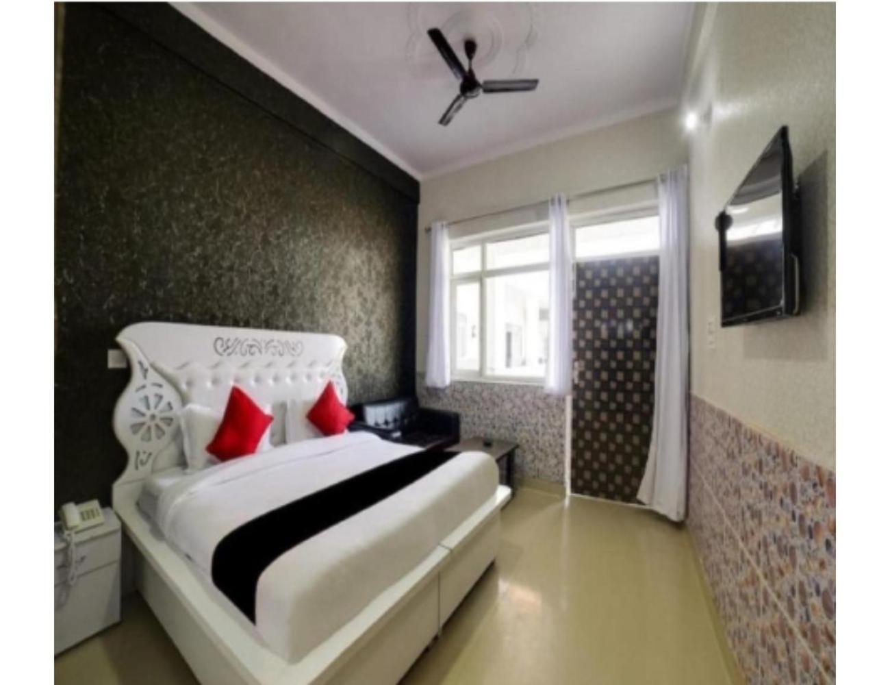 Sudhir Hotel & Banquet, Сонипат Екстериор снимка
